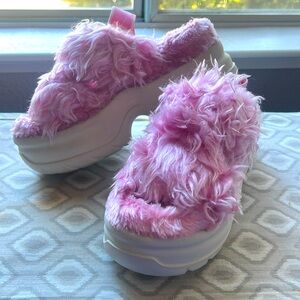 Light pink fuzzy platform uggs